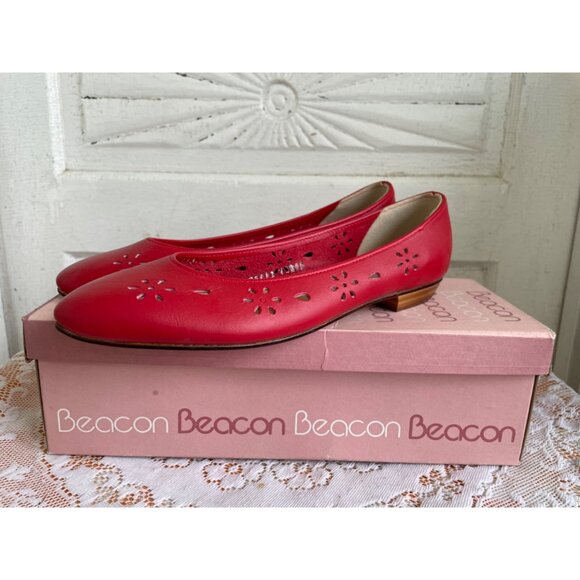 Vintage 1990s NIB Beacon Bees Red Leather Cutout Flats Size 6.5 M - Picture 1 of 10